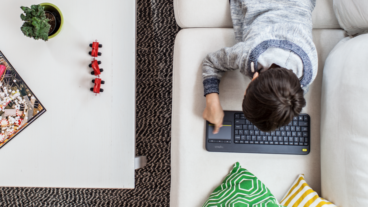 Logitech K400 Plus noir AZERTY avec pavé tactile – vue 4